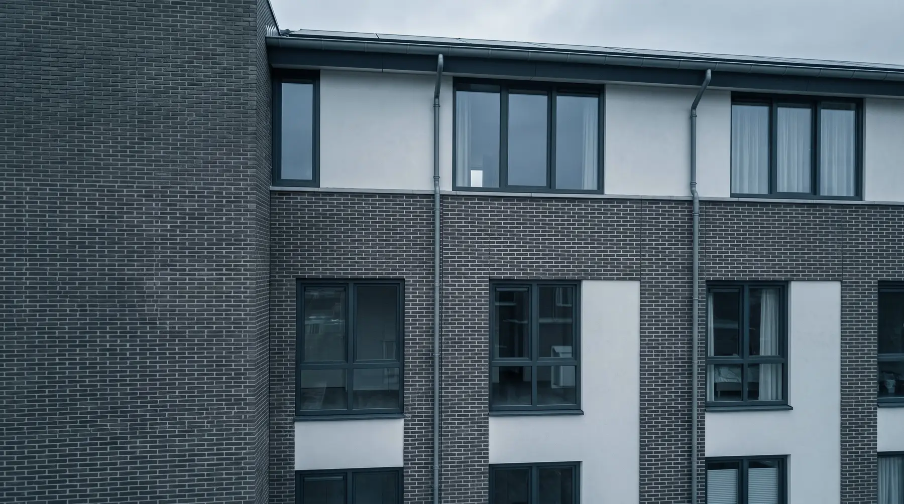 Bakstenen gevel met een cyaan kader om een scheur boven een raamkozijn, zoals Fortica Technics een gebrek markeert in een inspectierapport.