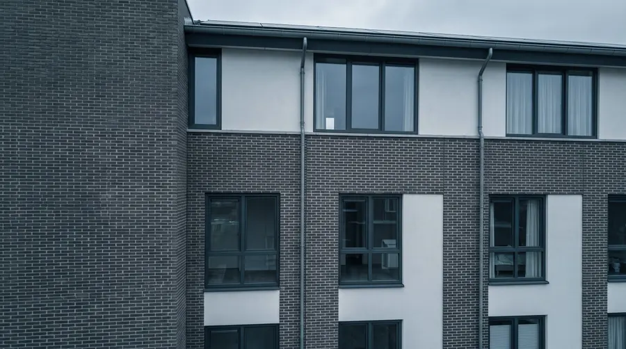 Uitsnede uit een gevelfoto met een cyaan kader om een scheur in het metselwerk.