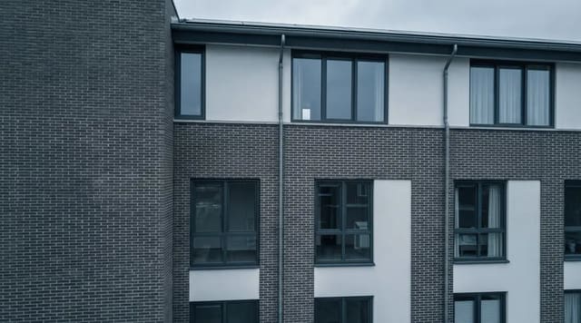 Uitsnede uit een gevelfoto met een cyaan kader om een scheur in het metselwerk.